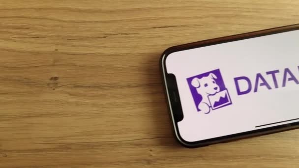 Konskie Polonya Mayıs 2023 Cep Telefonu Ekranında Veri Köpeği Gözlem — Stok video