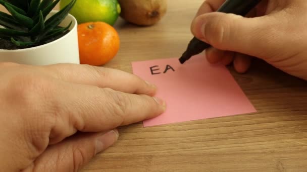 男は彼の食事療法の計画を書いて 健康を食べる 国会企画構想 — ストック動画