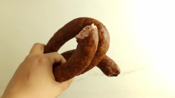 一个拿着传统猪肉香肠的男人的手 — 图库视频影像