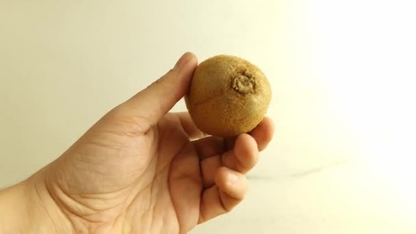 Onherkenbare Man Toont Met Zijn Hand Rijp Hele Kiwi Fruit — Stockvideo
