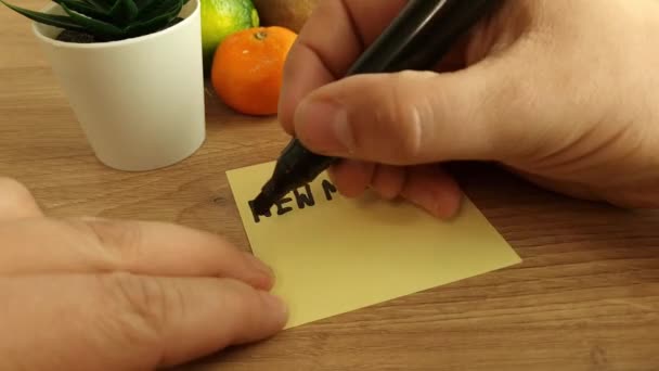 Mão Masculina Escrevendo Texto Novas Segundas Feiras Novos Objetivos Motivação — Vídeo de Stock