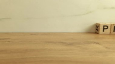 Tahta bloklardan yapılmış gururlu bir söz. Gurur, saygı kavramları