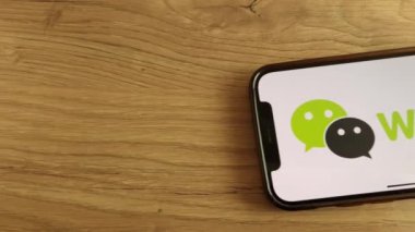 Konskie, Polonya - 06 Mayıs 2023: Cep telefonu ekranında silah uygulaması logosu gösterildi