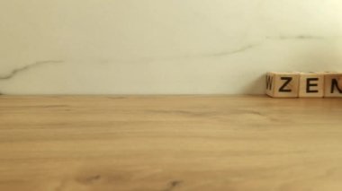 Tahta bloklardan Zen kelimesi. Meditasyon, rahatlama kavramları
