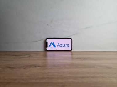 Konskie, Polonya - 20 Mayıs 2023: Microsoft Azure bulut hesaplama platformu logosu cep telefonu ekranında görüntülendi