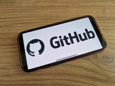 Konskie, Polonya - 20 Mayıs 2023: GitHub internet sunucu servis logosu cep telefonu ekranında görüntülendi