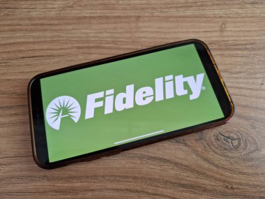Konskie, Polonya - 20 Mayıs 2023: Fidelity Investments logosu cep telefonu ekranında gösterildi