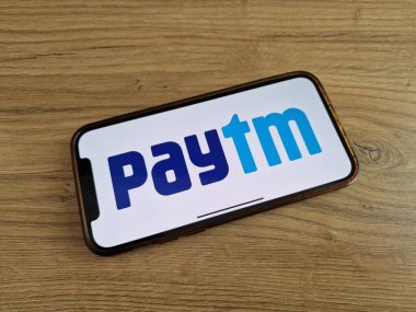 Konskie, Polonya - 20 Mayıs 2023: Paytm Indian ödeme şirketi logosu cep telefonu ekranında sergilendi