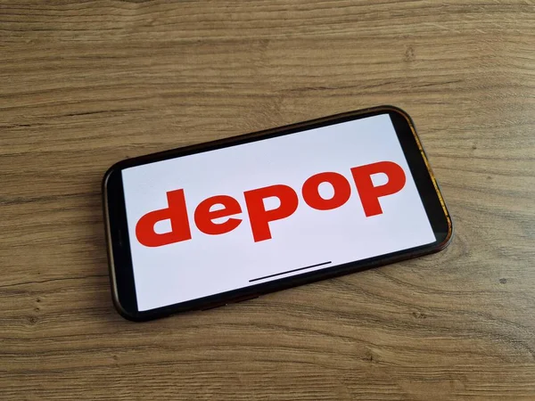 Konskie, Polonya - 20 Mayıs 2023: Depop sosyal alışveriş uygulaması logosu cep telefonu ekranında gösterildi