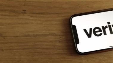 Konskie, Polonya - 20 Mayıs 2023: Verizon telekomünikasyon holdingi logosu cep telefonu ekranında sergilendi