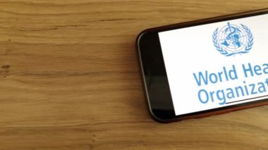 Konskie, Polonya - 20 Mayıs 2023: WHO Dünya Sağlık Örgütü logosu cep telefonu ekranında sergilendi