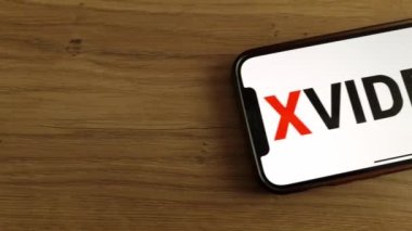 Konskie, Polonya - 20 Mayıs 2023: XVideos pornografik video paylaşım web sitesi logosu cep telefonu ekranında gösterildi