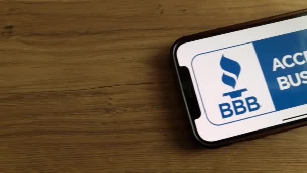 ポーランド コンスキー2023年5月20日 携帯電話の画面に表示されるより良いビジネス局 Bbb 組織ロゴ — ストック動画