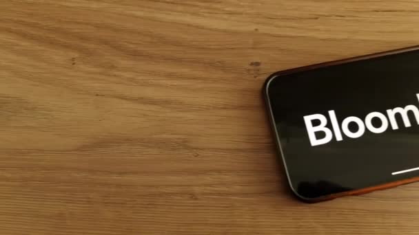 Konskie Polonya Mayıs 2023 Bloomberg Şirket Logosu Cep Telefonu Ekranında — Stok video