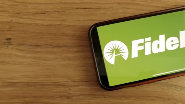 Konskie Polsko Května 2023 Logo Fidelity Investments Zobrazeno Obrazovce Mobilního — Stock video