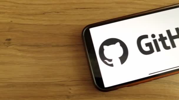 Konskie ポーランド 2023年5月20日 携帯電話の画面に表示されるGithubインターネットホスティングサービスのロゴ — ストック動画