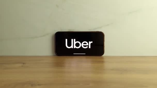 Konskie ポーランド 2023年5月20日 Uber Technologies社のロゴが携帯電話の画面に表示される — ストック動画