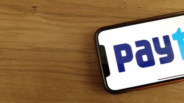 Konskie ポーランド 2023年5月20日 ペイタムインドの支払い会社のロゴが携帯電話の画面に表示されます — ストック動画