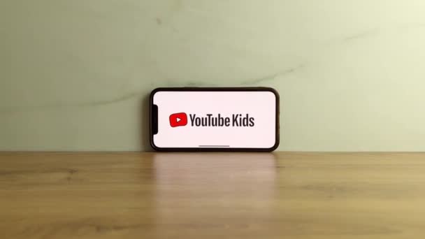 Konskie ポーランド 2023年5月20日 携帯電話の画面に表示される子供のロゴのためのYoutubeの子供のビデオアプリ — ストック動画