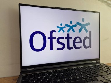 Konskie, Polonya - 28 Mayıs 2023: Ofsted Government Agency logosu dizüstü bilgisayar ekranında gösterildi
