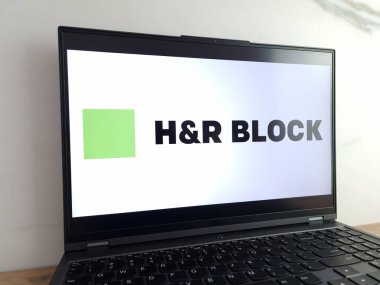Konskie, Polonya - 28 Mayıs 2023: HR Block vergi hazırlık şirketi logosu dizüstü bilgisayar ekranında sergilendi