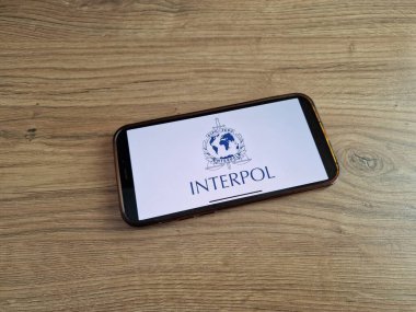 Konskie, Polonya - 28 Mayıs 2023: Interpol organizasyon logosu cep telefonu ekranında sergilendi