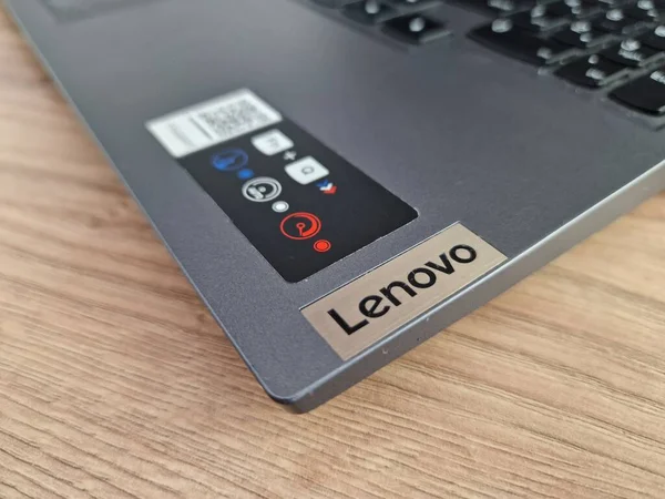 폴란드 2023 Lenovo 브랜드 표지판 노트북 키보드에 — 스톡 사진
