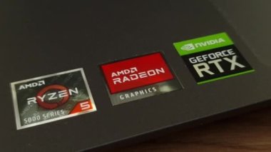 Konskie, Polonya - 28 Mayıs 2023: AMD Radeon grafik logosu dizüstü bilgisayar klavyesinde sergilendi