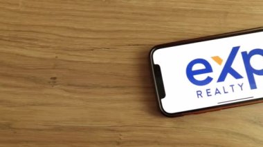 Konskie, Polonya - 28 Mayıs 2023: eXp Emlak logosu cep telefonu ekranında gösterildi