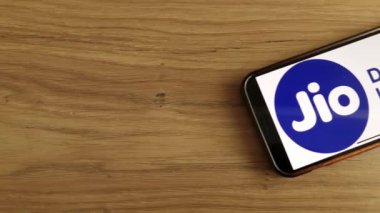 Konskie, Polonya - 28 Mayıs 2023: Jio Indian telekom şirketi logosu cep telefonu ekranında sergilendi