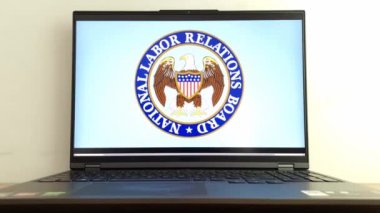 Konskie, Polonya - 28 Mayıs 2023: NLRB Ulusal İşçi İlişkileri Kurulu logosu dizüstü bilgisayar ekranında gösterildi