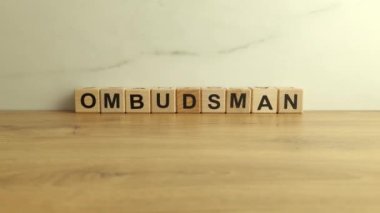 Masadaki ahşap bloklardan ombudsman kelimesi
