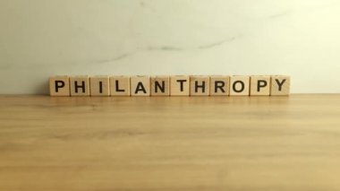 Masadaki tahta bloklardan hayırseverlik kelimesi