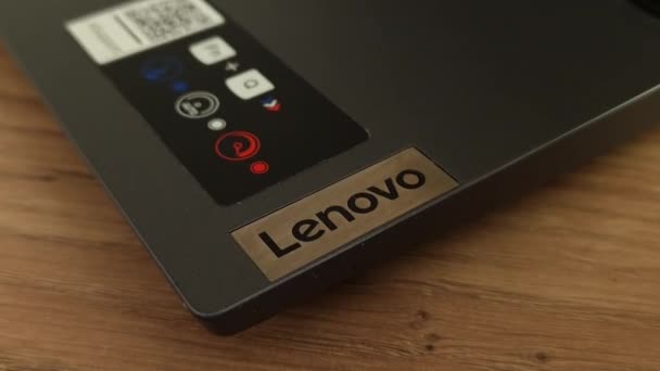 Konskie Polen Mai 2023 Beschilderung Der Marke Lenovo Auf Laptop — Stockvideo