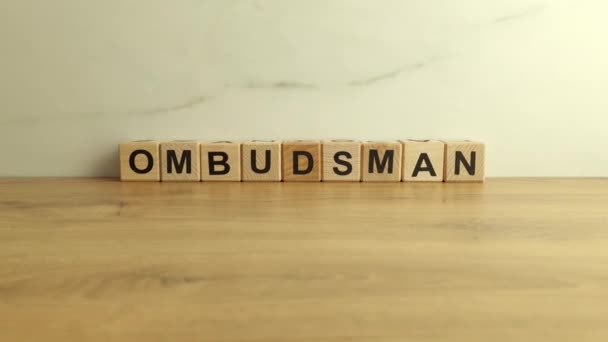 Ombudsmann Wort Aus Holzklötzen Auf Schreibtisch — Stockvideo