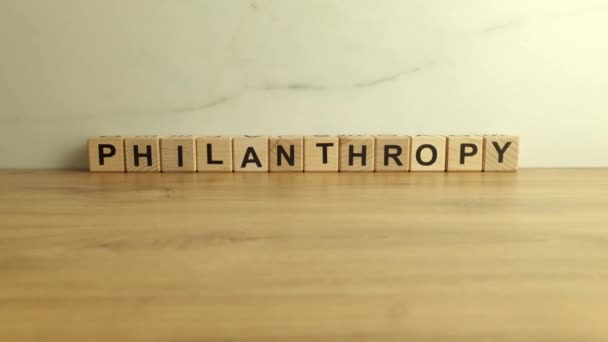 Слово Филантропии Деревянных Блоков Столе — стоковое видео