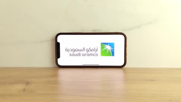 コンスキー ポーランド 2023年5月28日 サウジアラビアアラムコ石油会社のロゴが携帯電話の画面に表示されます — ストック動画