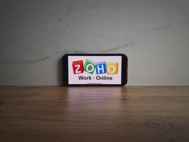 Konskie, Polonya - 08 Haziran 2023: Zoho Şirketi Hint teknoloji şirketi logosu cep telefonu ekranında sergilendi