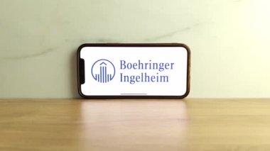 Konskie, Polonya - 08 Haziran 2023: Boehringer Ingelheim İlaç Şirketi logosu cep telefonu ekranında sergilendi