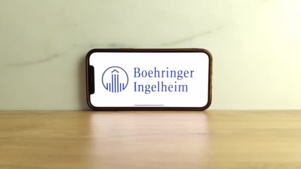 Konskie ポーランド 2023年6月8日 Boehringer Ingelheim製薬会社のロゴが携帯電話の画面に表示されます — ストック動画