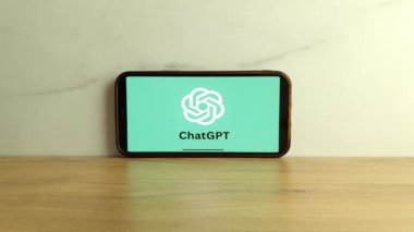 Konskie, Polonya - 08 Haziran 2023: ChatGPT Yapay Zeka Chatbot logosu cep telefonu ekranında görüntülendi