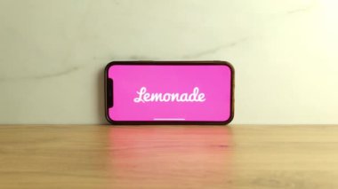 Konskie, Polonya - 08 Haziran 2023: Lemonade Inc sigorta şirketi logosu cep telefonu ekranında sergilendi