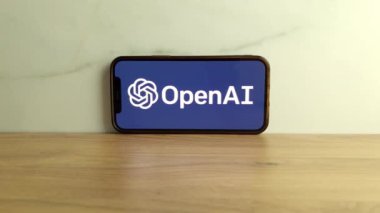 Konskie, Polonya - 08 Haziran 2023: OpenAI araştırma laboratuvarı logosu cep telefonu ekranında gösterildi