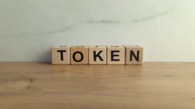 Tahta bloklardan bir hediye. NFT, teknoloji kavramı
