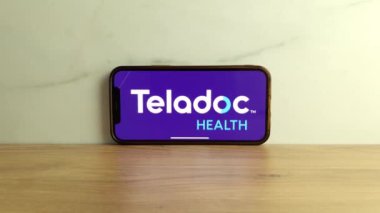 Konskie, Polonya - 08 Haziran 2023: Teladoc Sağlık Şirketi logosu cep telefonu ekranında sergilendi