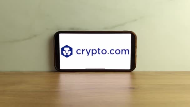 Konskie ポーランド 2023年6月8日 Crypto Com暗号通貨交換ロゴが携帯電話の画面に表示されます — ストック動画