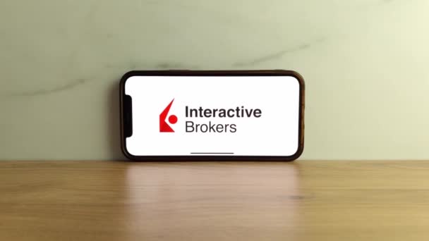 Konskie ポーランド 2023年6月8日 インタラクティブブローカー会社のロゴが携帯電話の画面に表示されます — ストック動画