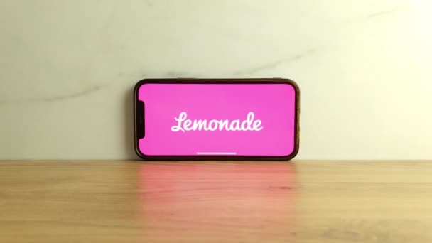 Konskie Polônia Junho 2023 Lemonade Inc Logotipo Empresa Seguros Exibido — Vídeo de Stock
