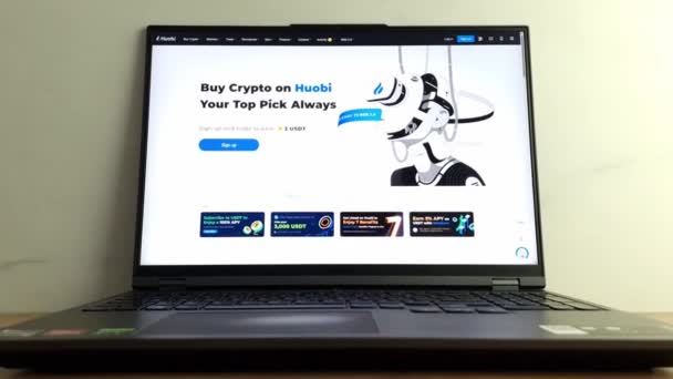 Konskie ポーランド 2023年6月8日 Huobi暗号通貨交換ウェブサイトがラップトップコンピュータ画面に表示される — ストック動画