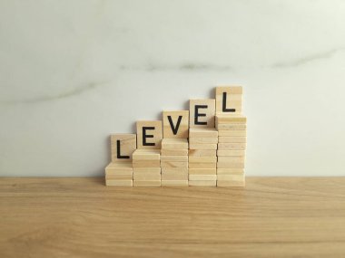 Sözcük seviyesi tahta bloklardan yapılmış. Seviye, başarı, kariyer, iş konsepti